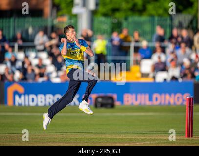 Henry Brookes Bowling für Birmingham Bears in einem Vitality Blast T20 Spiel gegen Derbyshire Falcons Stockfoto