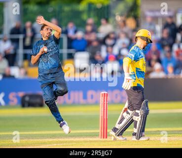 Zaman Khan Bowling für Derbyshire Falcons in einem Vitality Blast T20 Spiel gegen Birmingham Bären Stockfoto