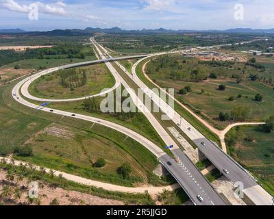 Autobahnabfahrt 7 zwischen Bangkok und Karte Ta Put in Thailand. Der Ausgang befindet sich in einem ländlichen Teil des Huai Yai Unterbezirks am Stadtrand Stockfoto