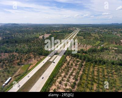 Autobahn Nr. 7 zwischen Bangkok und Karte Ta Put in Thailand. Dieser Teil befindet sich in einer ländlichen Gegend des Unterbezirks Huai Yai am Stadtrand von Pattaya Stockfoto