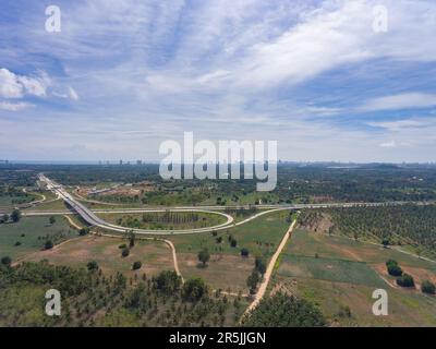 Autobahnabfahrt 7 zwischen Bangkok und Karte Ta Put in Thailand. Der Ausgang befindet sich in einem ländlichen Teil des Huai Yai Unterbezirks am Stadtrand Stockfoto