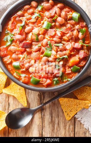 Mexikanische Charrobohnen oder Frijoles Charros werden mit Pintobohnen, Tomaten, Würstchen, Speck und Zwiebeln in der schmackhaftesten Bouillon hergestellt Stockfoto