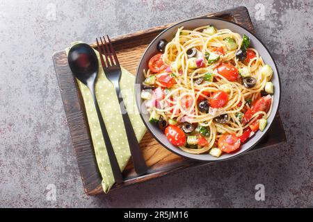 Der kalifornische Nudelsalat ist ein klassischer leichter Spaghetti-Salat mit frischem Gemüse wie Zucchini, Paprika, Tomaten, Zwiebeln und Gurken Stockfoto
