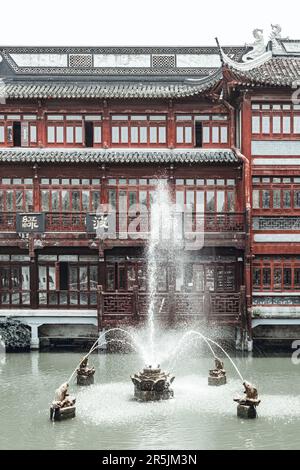 Yu Garden Pond mit umliegenden Gebäuden in shanghai Stockfoto