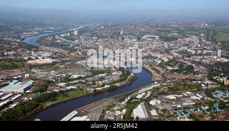 Luftaufnahme (von über Byker) mit Blick auf die Skyline von Gateshead & Newcastle Upon Tyne, Tyne & Wear Stockfoto