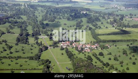 Luftaufnahme aus über 1500' von Fountains Abbey, in der Nähe von Bedale, einer der größten und am besten erhaltenen ruiniert Zisterzienser in England. Stockfoto