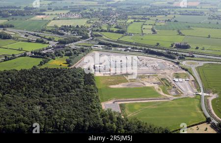 Luftaufnahme eines neuen Einzelhandelsgeschäfts, Scotch Corner Designer Village, im Bau in Scotch Corner, North Yorkshire Stockfoto