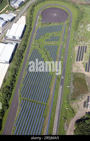 Luftaufnahme der Fahrzeugprüfstrecke des Nissan-Kraftwerks in Sunderland mit Solarpaneelen im Schaltkreis Stockfoto
