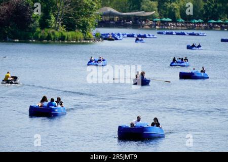 Bei heißem Wetter fahren die Leute Tretboote und Ruderboote auf der Serpentine im Hyde Park in London. Das Vereinigte Königreich könnte den heißesten Tag des Jahres erleben, an dem die Temperaturen möglicherweise eine milde 26C °C erreichen. Foto: Samstag, 3. Juni 2023. Stockfoto