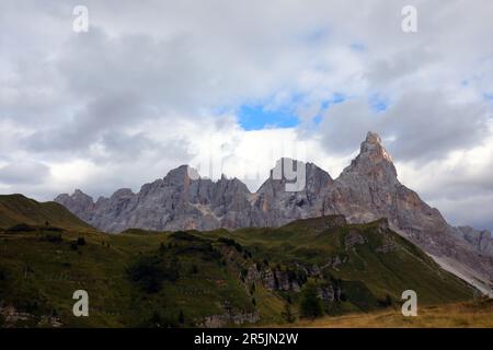 Atemberaubendes Panorama der europäischen Alpen, genannt Dolomiten und Monte Cimone in italien Stockfoto
