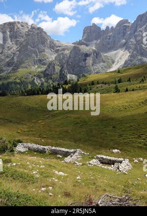 Panorama der europäischen Alpen und Spuren der Trümmer einer alten Militärbaracke aus dem Ersten Weltkrieg Stockfoto