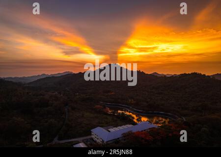 Ein Luxusglamping in Khao Yai, Nakhon Ratchasima, Thailand aus der Vogelperspektive Stockfoto