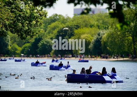 Bei heißem Wetter fahren die Leute Tretboote und Ruderboote auf der Serpentine im Hyde Park in London. Das Vereinigte Königreich könnte den heißesten Tag des Jahres erleben, an dem die Temperaturen möglicherweise eine milde 26C °C erreichen. Foto: Sonntag, 4. Juni 2023. Stockfoto