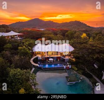 Ein Luxusglamping in Khao Yai, Nakhon Ratchasima, Thailand aus der Vogelperspektive Stockfoto