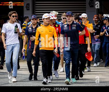 BARCELONA – George Russell (Mercedes), Sergio Perez (Red Bull Racing), Lando Norris (McLaren), Carlos Sainz (Ferrari) und Max Verstappen (Red Bull Racing) während der Fahrerparade vor dem spanischen Grand Prix. ANP SEM VAN DER WAL Stockfoto