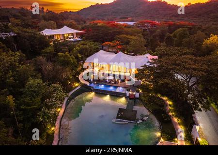 Ein Luxusglamping in Khao Yai, Nakhon Ratchasima, Thailand aus der Vogelperspektive Stockfoto