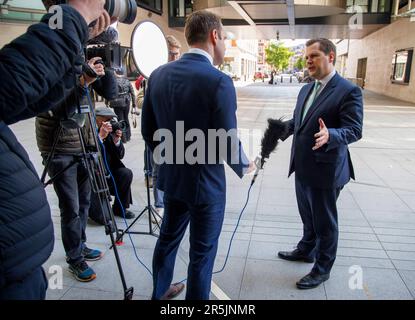 London, Großbritannien. 4. Juni 2023. Robert Jenrick, Minister für Einwanderung, erscheint am Sonntag bei der BBC mit Laura Kuenssberg. Er sagte, das Vereinigte Königreich dürfe bei der Einwanderung nicht weich sein. Kredit: Joe Maida/Alamy Live News Stockfoto