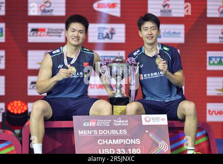 Bangkok, Thailand. 4. Juni 2023. Liang Weikeng (L)/Wang Chang aus China nehmen an der Preisverleihung Teil, nachdem sie am 4. Juni 2023 bei den BWF Thailand Open 2023 in Bangkok, Thailand, das Männerfinale gegen Muhammad Shohibul Fikri/Bagas Maulana aus Indonesien gewonnen haben. Kredit: Rachen Sageamsak/Xinhua/Alamy Live News Stockfoto