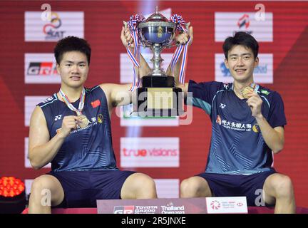 Bangkok, Thailand. 4. Juni 2023. Liang Weikeng (L)/Wang Chang aus China nehmen an der Preisverleihung Teil, nachdem sie am 4. Juni 2023 bei den BWF Thailand Open 2023 in Bangkok, Thailand, das Männerfinale gegen Muhammad Shohibul Fikri/Bagas Maulana aus Indonesien gewonnen haben. Kredit: Rachen Sageamsak/Xinhua/Alamy Live News Stockfoto