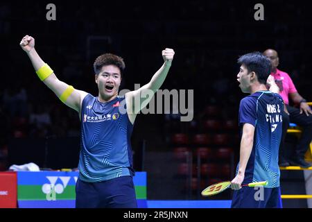 Bangkok, Thailand. 4. Juni 2023. Liang Weikeng (L)/Wang Chang aus China feiern den Sieg im Männer-Doppel-Finale gegen Muhammad Shohibul Fikri/Bagas Maulana aus Indonesien bei den BWF Thailand Open 2023 in Bangkok, Thailand, 4. Juni 2023. Kredit: Rachen Sageamsak/Xinhua/Alamy Live News Stockfoto