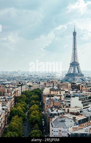 Drohnenaufnahme der Pariser Stadtlandschaft mit dem Eiffelturm in der Ferne Stockfoto