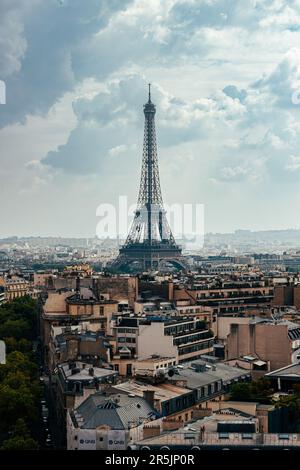 Drohnenaufnahme der Pariser Stadtlandschaft mit dem Eiffelturm in der Ferne Stockfoto