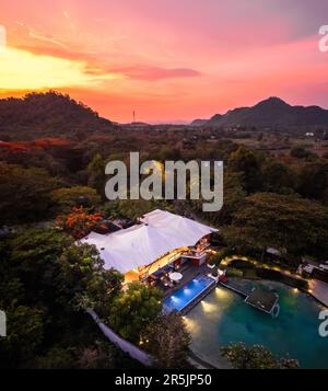 Ein Luxusglamping in Khao Yai, Nakhon Ratchasima, Thailand aus der Vogelperspektive Stockfoto