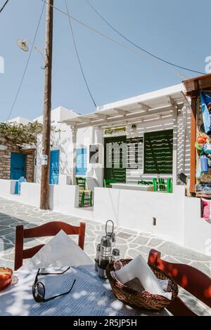 Traditionelle griechische Taverna mit Sitzplätzen im Freien auf Folegandros Stockfoto