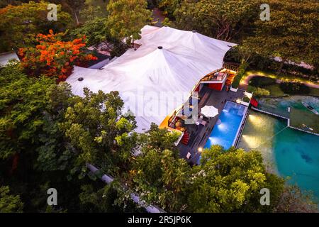 Ein Luxusglamping in Khao Yai, Nakhon Ratchasima, Thailand aus der Vogelperspektive Stockfoto