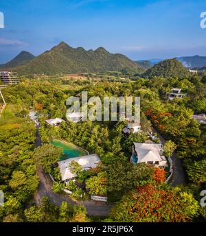 Ein Luxusglamping in Khao Yai, Nakhon Ratchasima, Thailand aus der Vogelperspektive Stockfoto