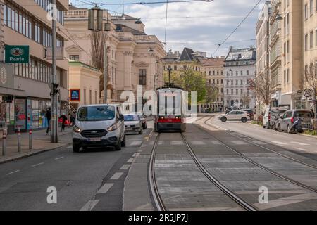 wien, österreich. 5. April 2023 wiens pulsierende Straßenbahnen und Stadtleben inmitten der österreichischen Hauptstadt Stockfoto