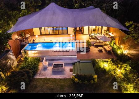 Ein Luxusglamping in Khao Yai, Nakhon Ratchasima, Thailand aus der Vogelperspektive Stockfoto