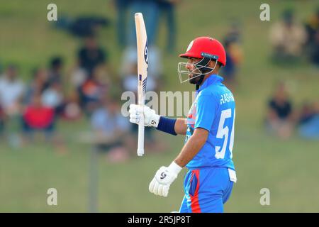 Hambantota, Sri Lanka. 04. Juni 2023 Afghanistans Hashmatullah Shahidi feiert seine fünfzig beim ODI-Cricket-Spiel 2. zwischen Sri Lanka und Afghanistan im Mahinda Rajapaksa International Cricket Stadium in Hambantota am 04. Juni 2023. Viraj Kothalwala/Alamy Live News Stockfoto