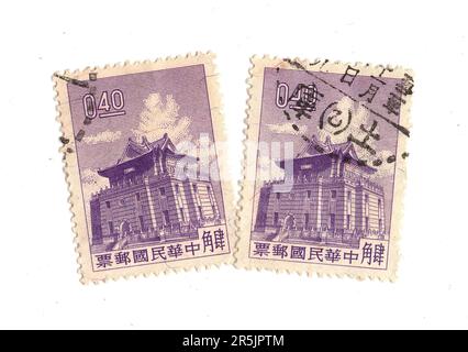 Lila Briefmarken aus China mit historischen Gebäuden, isoliert auf weißem Hintergrund. Stockfoto