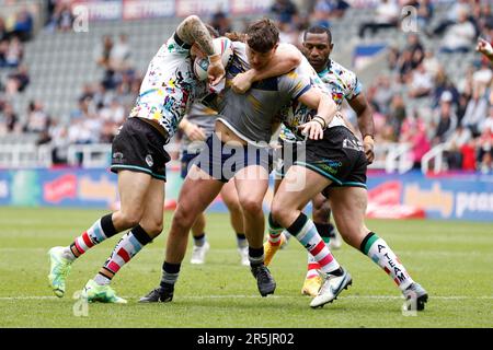 Wakefield Trinity's Jordan Crowther (Zentrum) wird während des Spiels der Betfred Super League in St. angegriffen James' Park, Newcastle-upon-Tyne. Foto: Sonntag, 4. Juni 2023. Stockfoto