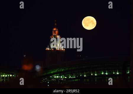 Moskau, Russland. 4. Juni 2023. Am 4. Juni 2023 wird am Himmel über Moskau, Russland, Vollmond gesehen. Kredit: Alexander Zemlianichenko Jr/Xinhua/Alamy Live News Stockfoto