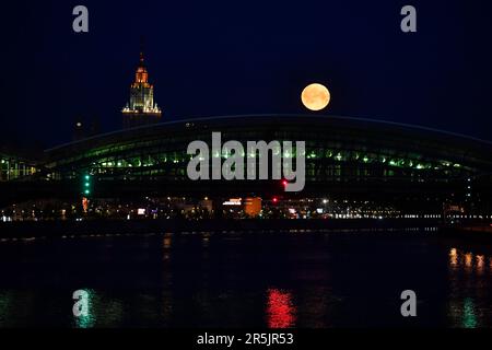 Moskau, Russland. 4. Juni 2023. Am 4. Juni 2023 wird über einer Brücke in Moskau, Russland, Vollmond gesehen. Kredit: Alexander Zemlianichenko Jr/Xinhua/Alamy Live News Stockfoto