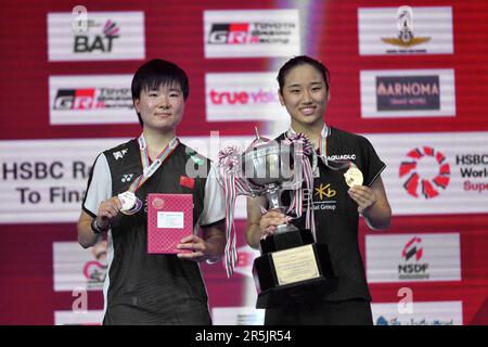 Bangkok, Thailand. 4. Juni 2023. Erster Platz: SE Young (R) aus Südkorea und zweiter Platz: He Bingjiao aus China posieren für Fotos während der Verleihung des Women's Singles Event beim BWF Thailand Open 2023 in Bangkok, Thailand, 4. Juni 2023. Kredit: Rachen Sageamsak/Xinhua/Alamy Live News Stockfoto