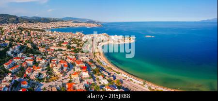 Blick auf den Strand und das Meer in Kavala, Mazedonien, Griechenland, Europa Stockfoto