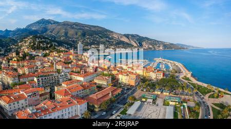 Blick aus der Vogelperspektive auf die farbenfrohe Altstadt von Menton und das Meer. Französische Riviera, Frankreich Stockfoto
