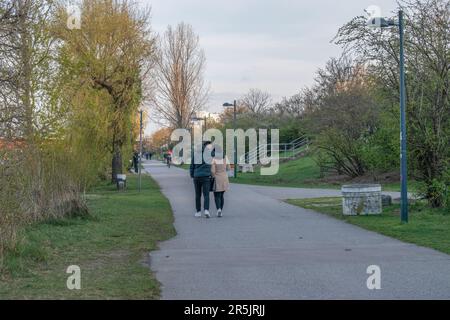 wien, österreich. 5. April 2023 Naturpromenade Fußgänger bei einem gemütlichen Spaziergang im Park Stockfoto