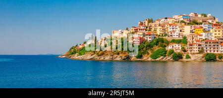 Stadtbild und Meer in Kavala, Mazedonien, Griechenland, Europa im Sommer Stockfoto