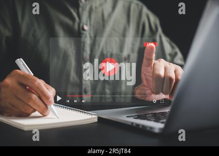 Schüler, die mit einem Computer in E-Learning und Online-Bildung vertieft sind Stockfoto