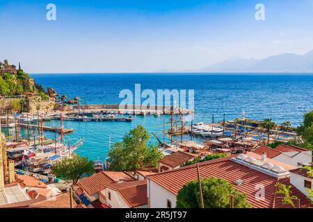 Altstadt Kaleici in Antalya, Türkei. Bucht mit Schiffen und Booten im Sommer Stockfoto