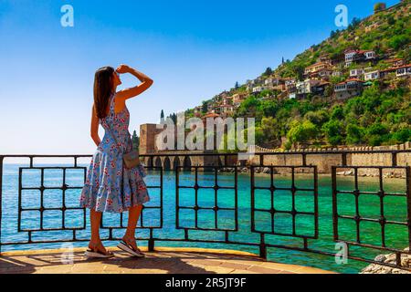 Touristin in der Nähe des Roten Turms von Kizil Kule in Alanya, Antalya, Türkei Stockfoto