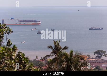 Freetown, Sierra Leone - 26. 2011. April: GRANDE BUENOS AIRES ist ein Containerschiff, das Freetown durchquert. Stockfoto