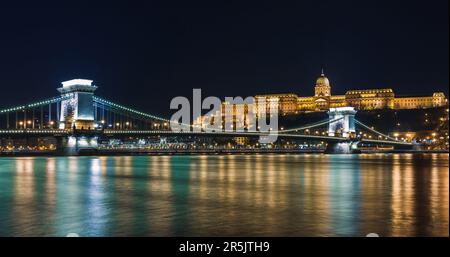 Nachtansicht auf Budapest, Ungarn, Europa. Donau und Brücken Stockfoto