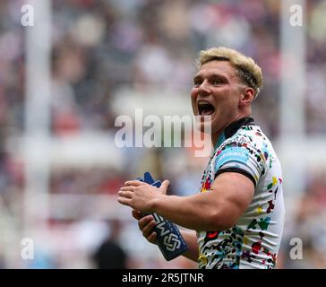 St James Park, Newcastle, Großbritannien. 4. Juni 2023. Betfred Super League Magic Weekend Rugby League, Wakefield Trinity gegen Leigh Leopards; Leigh Leopards Lachlan Lam reagiert wie ein Wakefield Versuch ist unzulässig Credit: Action Plus Sports/Alamy Live News Stockfoto