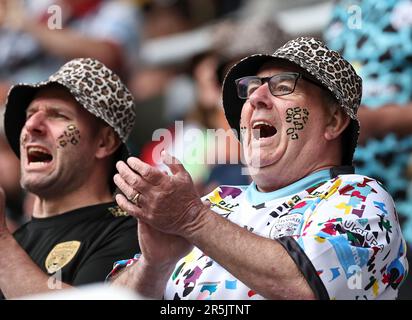 St James Park, Newcastle, Großbritannien. 4. Juni 2023. Betfred Super League Magic Weekend Rugby League, Wakefield Trinity gegen Leigh Leopards; Leigh Leopards Fans feuern ihre Seite an, wenn sie auf das Spielfeld kommen. Credit: Action Plus Sports/Alamy Live News Stockfoto