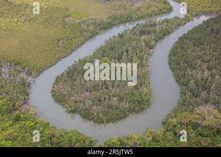 Ein Foto eines hufeisenförmigen, mäandernden Flusses in Sierra Leone, aufgenommen während eines Fährflugs von Monrovia nach Freetown. Stockfoto